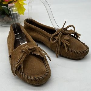 Minnetonka Brown Suede Moccasin Size 6. MOC3505